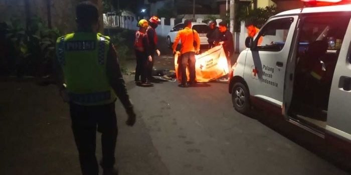 Petugas medis saat mengevakuasi korban meninggal dunia yang diduga kecelakaan menabrak sebuah pohon di Jalan Stasiun Gubeng, Surabaya.