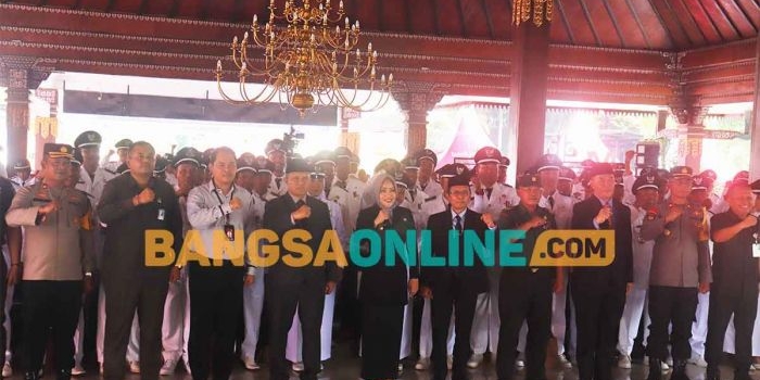 Bupati bersama Forkopimda Kabupaten Mojokerto usai penyerahan SK perpanjangan jabatan kepala desa. Foto: NINA PUJI RAHAYU/BANGSAONLINE