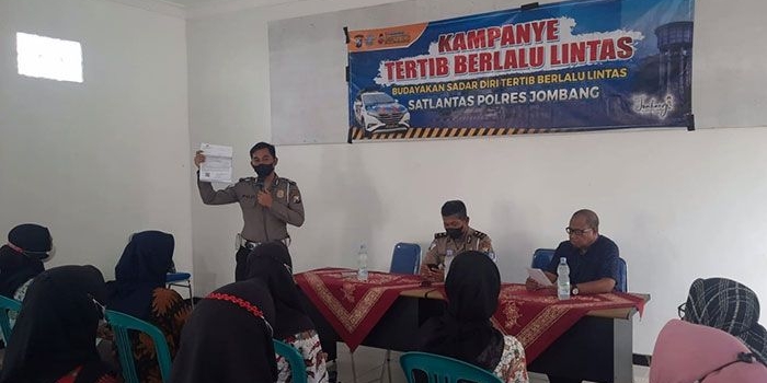 Suasana sosialisasi yang dilakukan Satlantas Polres Jombang.