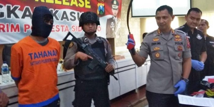 Kapolresta Sidoarjo Kombespol Zain Dwi Nugroho saat memperagakan aksi tersangka yang melawan petugas.