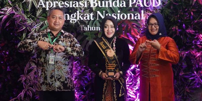 Bupati Mojokerto, Ikfina Fatmawati, usai menerima penghargaan.