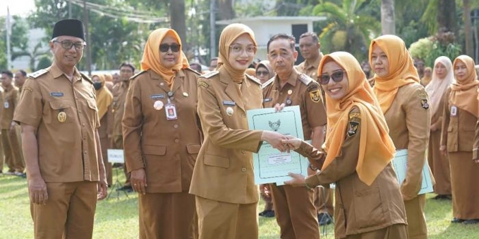 wali-kota-kediri-serahkan-sk-kenaikan-pangkat-89-pns