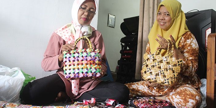 Dua anggota EPPI saat menunjukkan kerajinan tas cantik yang bahannya dari sampah. Foto: Ist