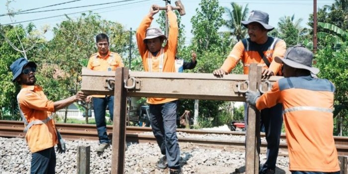 Salah satu penutupan perlintasan sebidang liar
