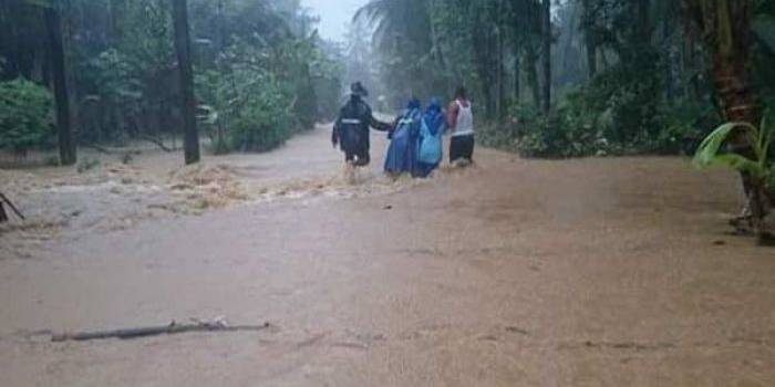 Banjir di desa Tawing kec. Munjungan. foto: HERMAN/ BANGSAONLINE
