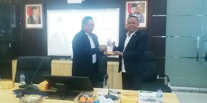 Direktur Poltekpel Surabaya Capt. Heru Susanto, M.M. menyerahkan cinderamata kepada Anggota Komisi V DPR RI Syafiuddin, Kamis (12/3/2020).