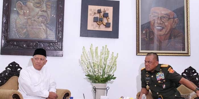 Panglima TNI Jenderal Gatot Nurmantyo disambut oleh Wakil Pengasuh Pesantren Tebuireng KH. Abdul Hakim Mahfudz di ndhalem kesepuhan. foto: istimewa.