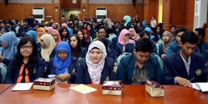 KUNJUNGAN-Ratusan mahasiswa FISIP Unibraw Malang saat kunjungan ke Pemkot Surabaya, Rabu (4/6/2014). foto humas pemkot surabaya untuk BangsaOnline