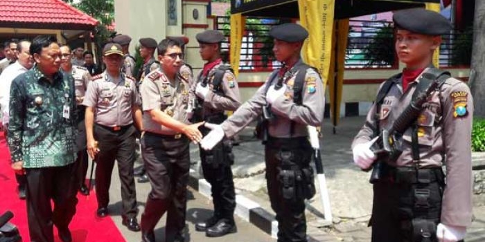 Kapolda Jatim Irjen Pol Machfud Arifin saat kunjungan kerja di Polres Gresik .foto: syuhud/bangsaonline