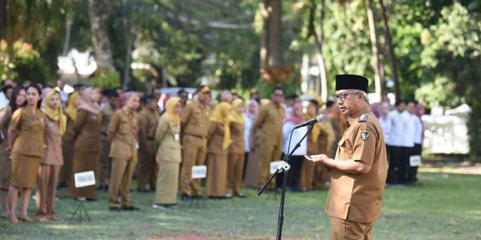 Wakil Wali Kota Kediri saat memberi sambutan di apel pagi. Foto: Ist
