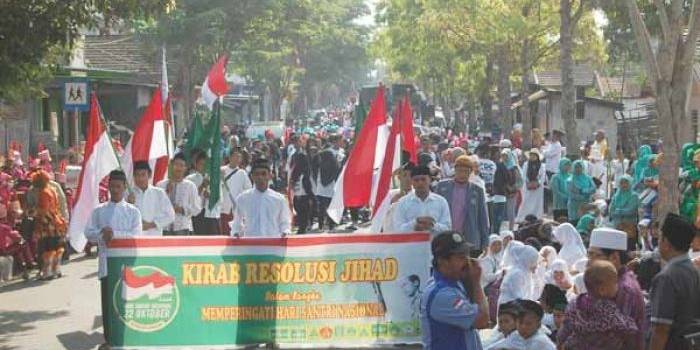 Kirab memperingati Hari Santri Nasional yang digelar PCNU Trenggalek. foto: herman/BANGSAONLINE