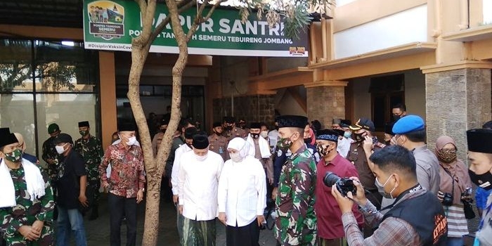 Rombongan Gubernur, Kapolda, dan Pangdam V/Brawijaya saat kunjungi Ponpes Tebuireng.