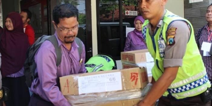 Naskah UN Tulungagung dibongkar dan distribusikan ke sub rayon ke seuluruh wilayah kabupaten. Distribusi mendapat kawalan ketat aparat.