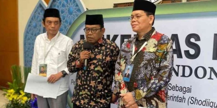 Ketua Bidang Komunikasi dan Informasi MUI KH Masduki Baidlawi (tengah), Sekjen MUI Amirsyah Tambunan dan Wakil Sekjen MUI Rofiqul Umam Ahmad usai Mukernas ke-4 MUI di Jakarta, Kamis (19/12/2024) . Foto: CNN