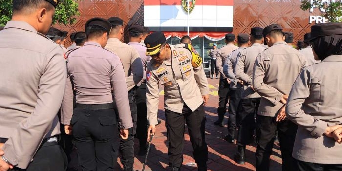 Kapolres Ngawi, AKBP Dwi Sumrahadi Rakhmanto saat melakukan pengecekan Gaktibplin  terhadap personelnya saat apel pagi yang digelar di Lapangan Satya Haprabu, Selasa (20/8/2024).