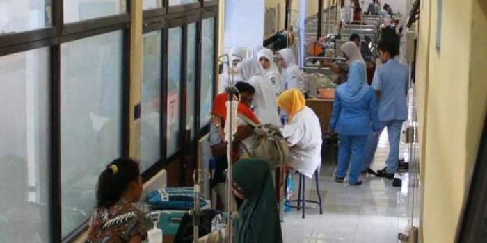 Tampak lorong Pavilyun Seruni RSUD Jombang dipenuhi pasien DBD. foto: rony suhartomo/ BANGSAONLINE