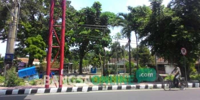 Salah satu lahan di jalan PK Bangsa Kota Kediri depan taman makam pahlawan yang akan dibangun taman kota. foto: arif kurniawan/ BANGSAONLINE