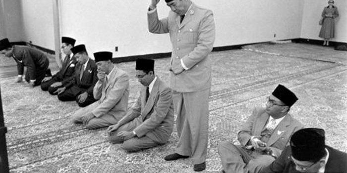 Sesama tokoh pejuang kemerdekaan RI KH Abdul Wahid Hasyim sangat dekat Soekarno.  Dalam foto tampak saat Kiai A. Wahid Hasyim dan Soekarno salat di Masjid Amerika Serikat (AS) pada tahun 1956.  Kiai Wahid Hasyim berada di sebelah kanan persis Soekarno yang sedang berdiri. Foto ini diambil di Masjid Amerika Serikat (AS) pada tahun 1956. Tampak juga tokoh NU KH Zainul Arifin yang berada di sebelah kiri Soekarno. Foto: civitas.com
