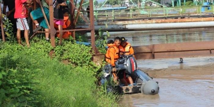 Tim Basarnas melakukan penyisiran untuk mencari pelajar SMP yang hanyut. Foto : khumaidi/BangsaOnline