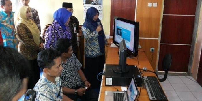 Walikota Probolinggo didampingi sekdakot melihat langsung pelayanan Sipaten yang baru saja dilaunching. foto: Andi/BangsaOnline.com