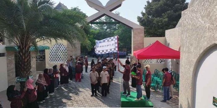 hadiri-haflatul-maulid-ke-55-mtsn-1-kota-kediri-gus-qowim-berangkatkan-jalan-sehat-kreasi
