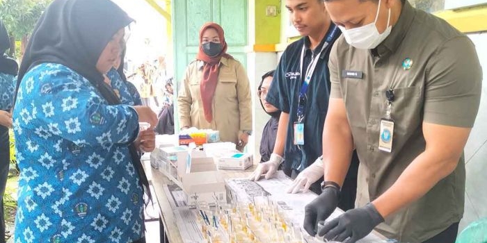 cegah-penyalahgunaan-narkoba-bnn-dan-sman-2-batu-tes-urine-357-siswa-baru