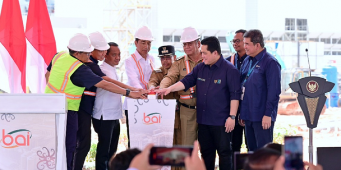 Menteri BUMN Erick Thohir di Peresmian Smelter Grade Alumina bersama Presiden RI Joko Widodo. Foto: BMI Setpres