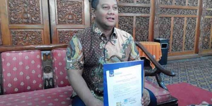 Bupati MKP saat memamerkan surat dukungan Nasdem atas dirinya. (foto: yudi eko purnomo/BANGSAONLINE)