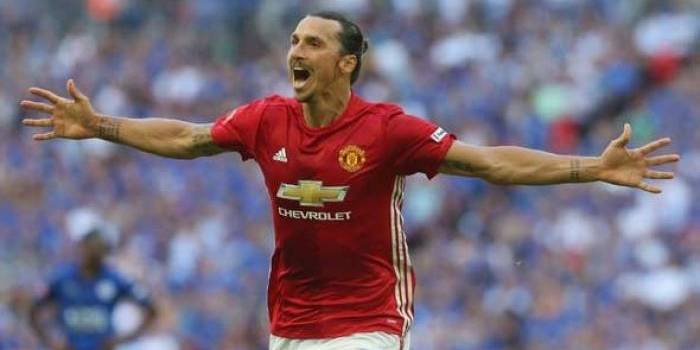 Zlatan Ibrahimovic usai mencetak gol kemenangan. foto: repro mirror.co.uk