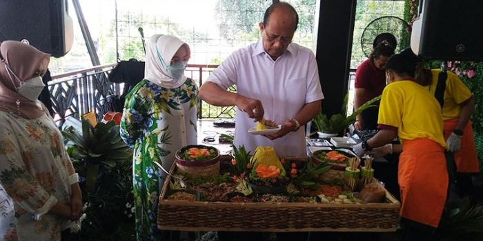 Irjen Pol Drs. Adnas M.Si. memotong tumpeng saat Grand Opening Warung Dulang 88 (Wadul 88) Family Resto & Cafe.