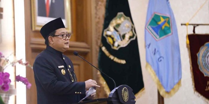 Pj Gubernur Jatim, Adhy Karyono, saat memberi sambutan ketika melantik Pj Wali Kota Malang dan Pj Bupati Magetan.