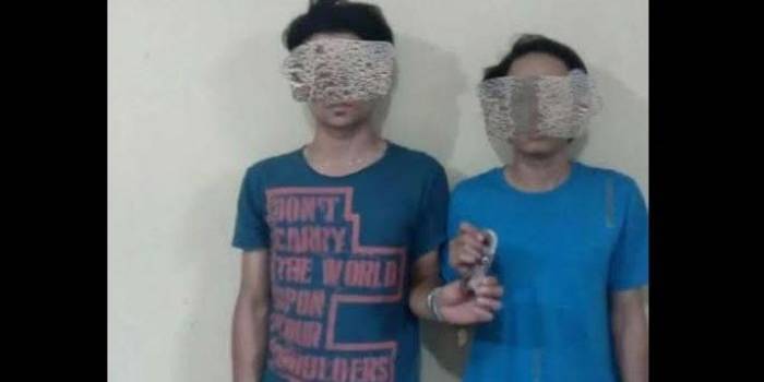 Kedua tersangka di Mapolsek Tenggilis. foto: ist