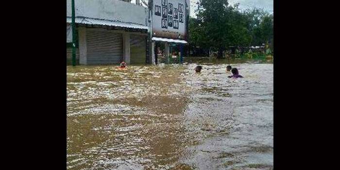 Banjir bandang melumpuhkan aktivitas Kota Sampang. (ft: ahmad bahri/ BANGSAONLINE)