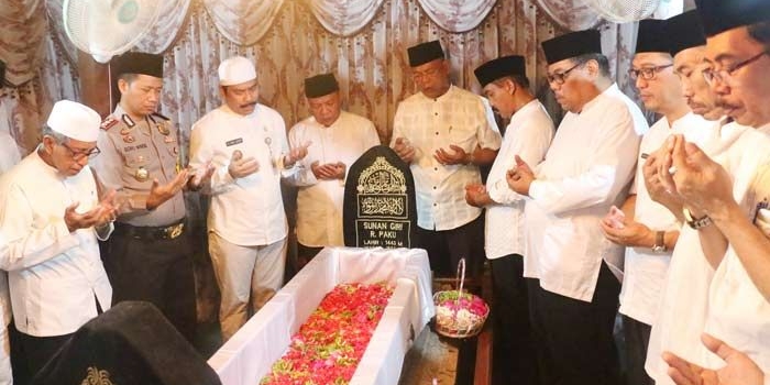 Wabup Moh Qosim bersama pejabat Forkopimda saat di makam Waliyullah. Foto: Syuhud/ BANGSAONLINE

