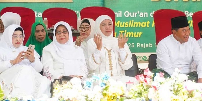 Khofifah Indar Parawansa saat istighosah dan doa bersama yang digelar oleh PC Muslimat NU Bangil di Masjid Agung Bangil, Sabtu (25/1/2025) siang.