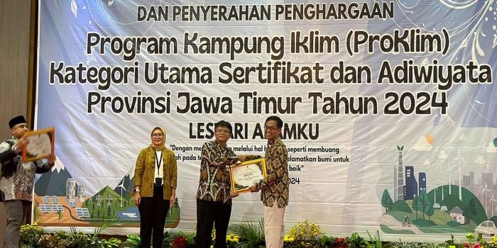 Kepala SMAN 2 Batu, Anto Dwi Cahyono, saat menerima penghargaan sekolah Adiwiyata tingkat provinsi.