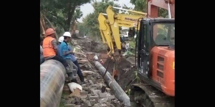 Pipa Pertagas ketika dilakukan pemendaman di jalan kabupaten di Desa Kedanyang Kebomas. foto: syuhud/ bangsaonline