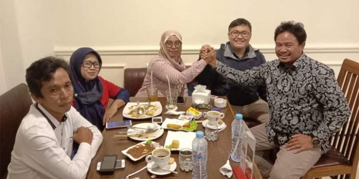 Ali Azhara (paling kanan) saat bertemu ketua PSI dan Partai Garuda di sebuah kafe di Surabaya. foto: istimewa/ bangsaonline.com