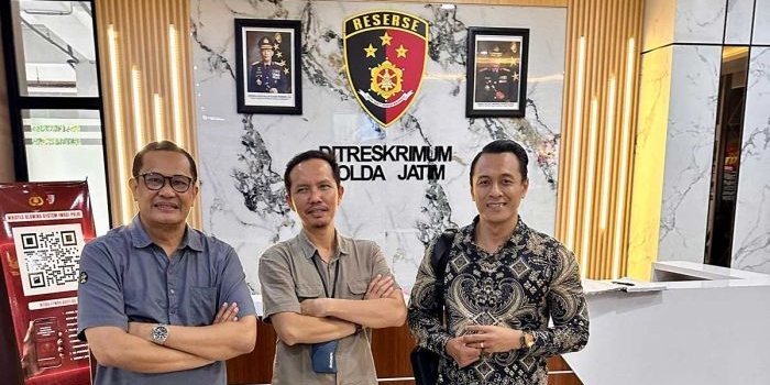 Nang Engki Anom Suseno (pinggir kanan) bersama rekan advokat yang tergabung dalam lembaga hukum W.E.T. Law Institute
