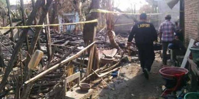 Tim Labfor Polda Jatim sedang melakukan olah TKP di lokasi kebakaran di Kelurahan Ngrowo, Bojonegoro. foto: eky nurhadi/BANGSAONLINE