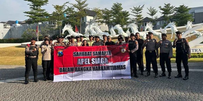 Petugas dari Polresta Sidoarjo saat berada di Perumahan Citra Garden.