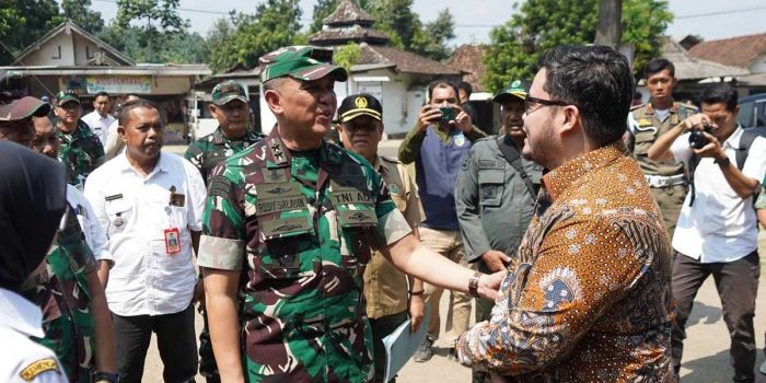 bupati-kediri-dampingi-pangdam-vbrawijaya-tinjau-pembangunan-yonif-tp