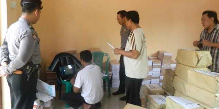 KAWAL: Petugas sedang mengawal dan mengawasi kertas suara Pilkada Ngawi 2015 yang telah sampai di kantor KPUD Ngawi, kemarin. foto: zainal abidin/BANGSAONLINE