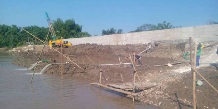 AKSES BARU: Di Bengawan Solo Desa Semambung ini bakal dibangun jembatan yang menghubungkan Kecamatan Kanor dengan Rengel, Tuban. (ft: eky nurhadi/ BANGSAONLINE)