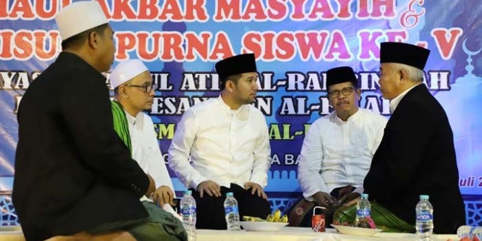 Wagub Jatim Emil Elestianto Dardak saat menghadiri Haul Masyayih dan Wisuda Purna Siswa V di SMP dan SMA Pondok Pesantren Al Falah Yayasan Baitul Atiq Ar Rahbiniyah, Dusun Baeler, Desa Lombang Dajah, Kecamatan Blega, Kabupaten Bangkalan. foto: ist