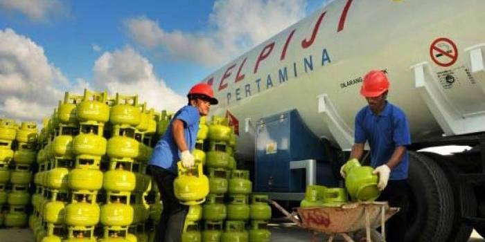 MAHAL: Harga elpiji bersubsidi yang kini mencapai Rp 22 ribu/tabung akibat kelangkaan beberapa minggu ini. foto: antara