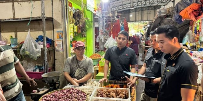 pastikan-stok-bapok-aman-jelang-ramadhan-satgas-pangan-polres-gresik-sidak-ke-pasar-baru