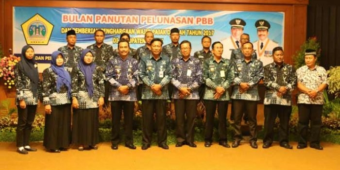 Bupati Sambari saat sesi foto bersama para pejabat yang warganya lunas bayar PBB.