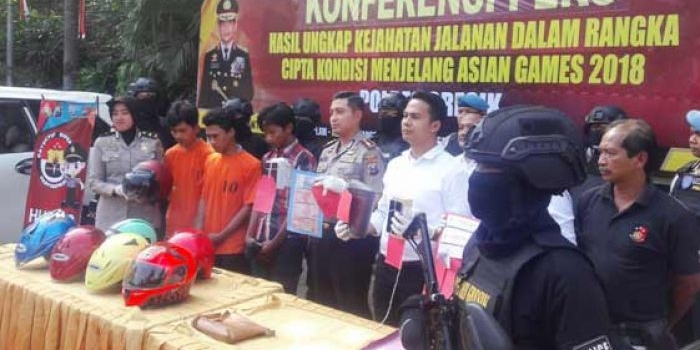 Kapolres Gresik AKBP Wahyu S. Bintoro menunjukkan berbagai barang bukti hasil kejahatan. foto: SYUHUD/ BANGSAONLINE