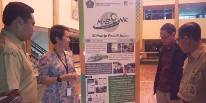 Kepala Dinas PU Bina Marga Sigit Setyawan memberikan penjelasan soal M-Bonk kepada Programme Specialist Pulse Lab Jakarta, Mellyana Frederika, di Kantor Dinas PU Bina Marga Sidoarjo, Senin (1/8). foto: istimewa